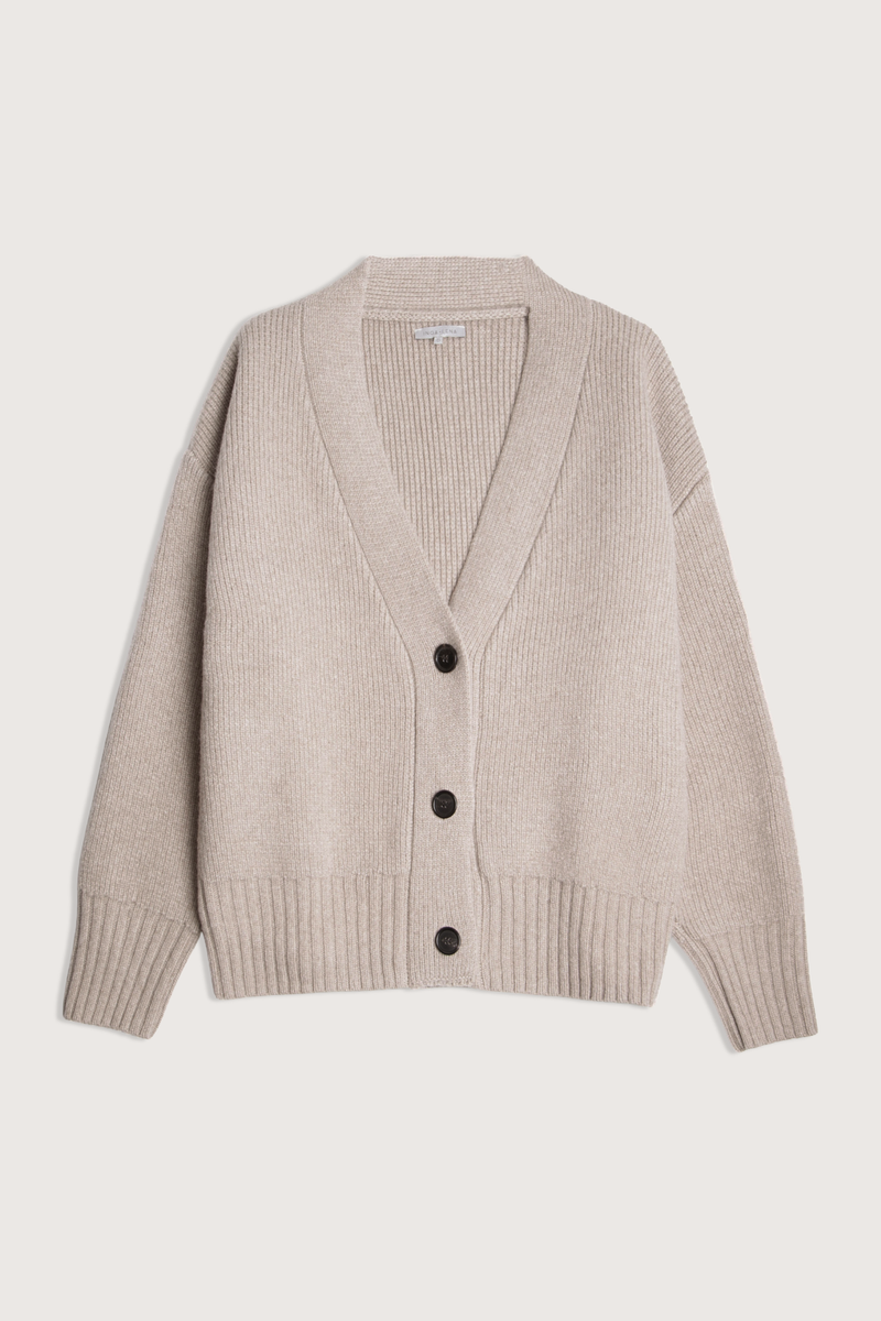 flat lay Boyfriend Cardigan Oat Heavy knit
Relaxed, boyfriend fit
V-neck
Three front button closure
100% Merino Wool