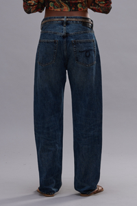 back profile model wearing Boyfriend Jean Rigid Renegade Blue Straight-leg boyfriend fit
Mid-weight Japanese rigid denim
100% cotton + 100% COW LEATHER PATCH