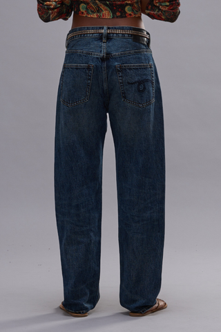 back profile model wearing Boyfriend Jean Rigid Renegade Blue Straight-leg boyfriend fit
Mid-weight Japanese rigid denim
100% cotton + 100% COW LEATHER PATCH