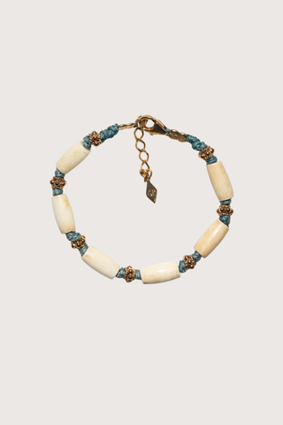 flat lay Bracelet Kaya 2 Cream/Blue Hand crocheted bracelet with articulated vintage beads and gold filled findings
Ethnic and effortless chic
Dimensions: 16cm