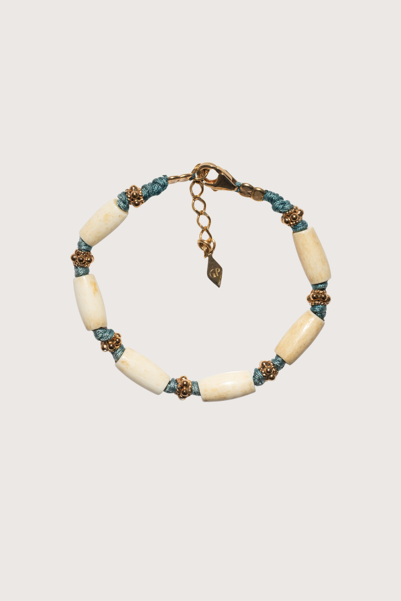 flat lay Bracelet Kaya 2 Cream/Blue Hand crocheted bracelet with articulated vintage beads and gold filled findings
Ethnic and effortless chic
Dimensions: 16cm