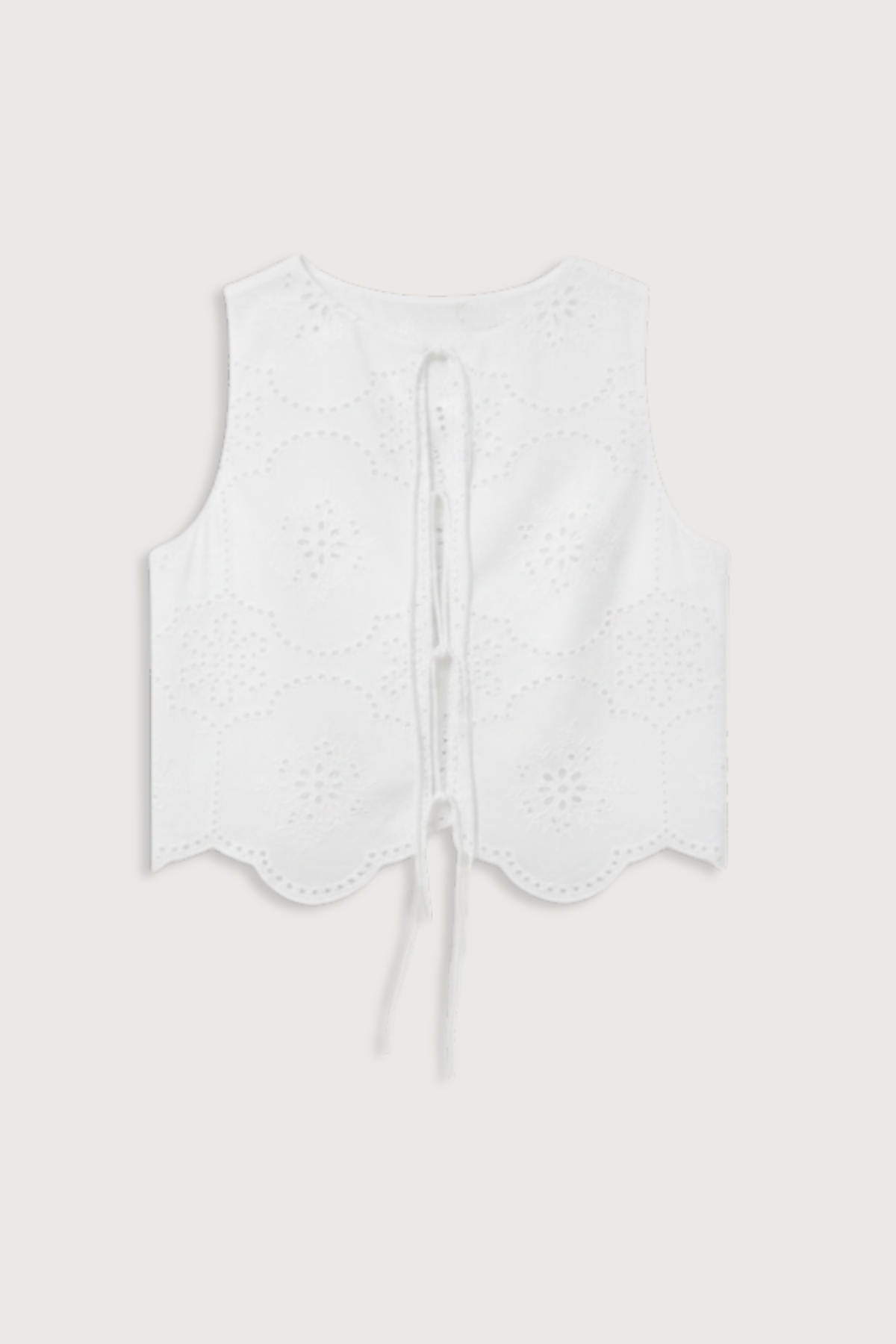 flat lay Broderie Tie Top white Delicate floral broderie
Scalloped hem finish
Open tie front
Sleeveless Blouse
100% Cotton