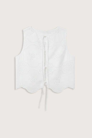 flat lay Broderie Tie Top white Delicate floral broderie
Scalloped hem finish
Open tie front
Sleeveless Blouse
100% Cotton
