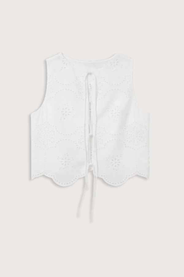 flat lay Broderie Tie Top white Delicate floral broderie
Scalloped hem finish
Open tie front
Sleeveless Blouse
100% Cotton