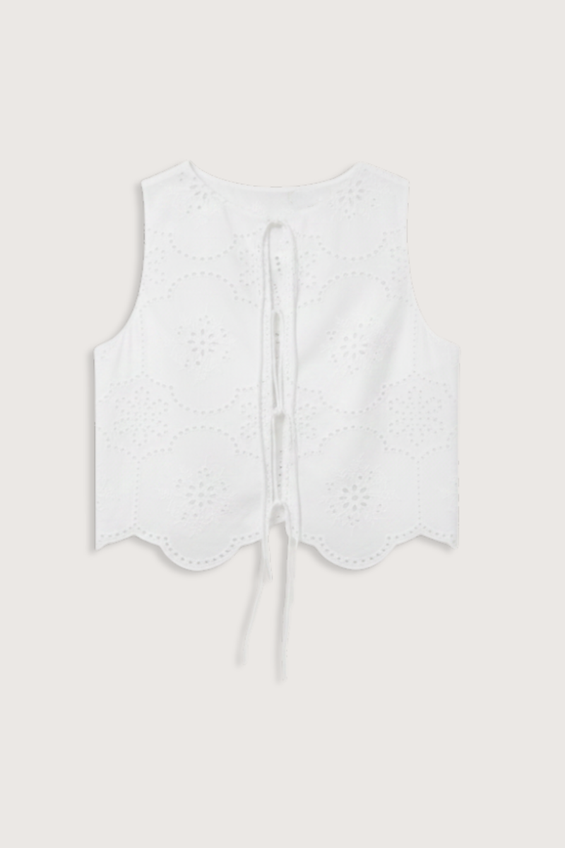 flat lay Broderie Tie Top white Delicate floral broderie
Scalloped hem finish
Open tie front
Sleeveless Blouse
100% Cotton