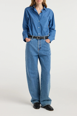 front profile model wearing  Bruun Signature Baggy Denim heritage mid wash blue Classic denim
Pure cotton in a denim blue tone
Low-waist fit
Elongating wide baggy leg
Branded metal button
100% cotton