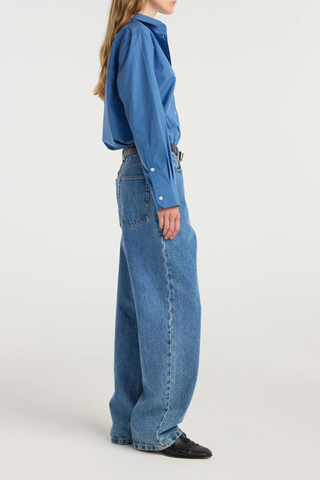 side profile model wearing  Bruun Signature Baggy Denim heritage mid wash blue Classic denim
Pure cotton in a denim blue tone
Low-waist fit
Elongating wide baggy leg
Branded metal button
100% cotton