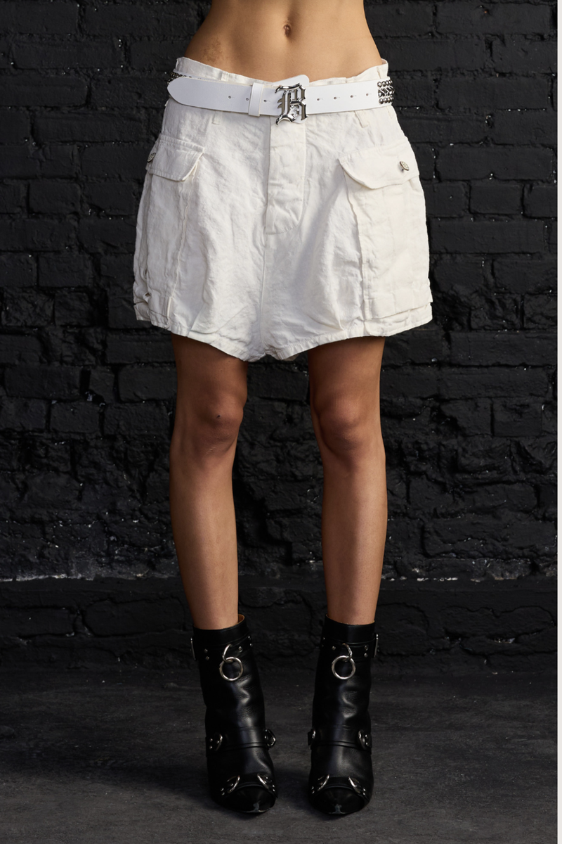 front profile model wearing Bubble Skort white Italian Crinkle Linen
Skort style
Side pockets
Belt loops
Relaxed fit 
R13 logo button closure and flap front button pockets