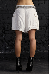 back profile model wearing Bubble Skort white Italian Crinkle Linen
Skort style
Side pockets
Belt loops
Relaxed fit 
R13 logo button closure and flap front button pockets