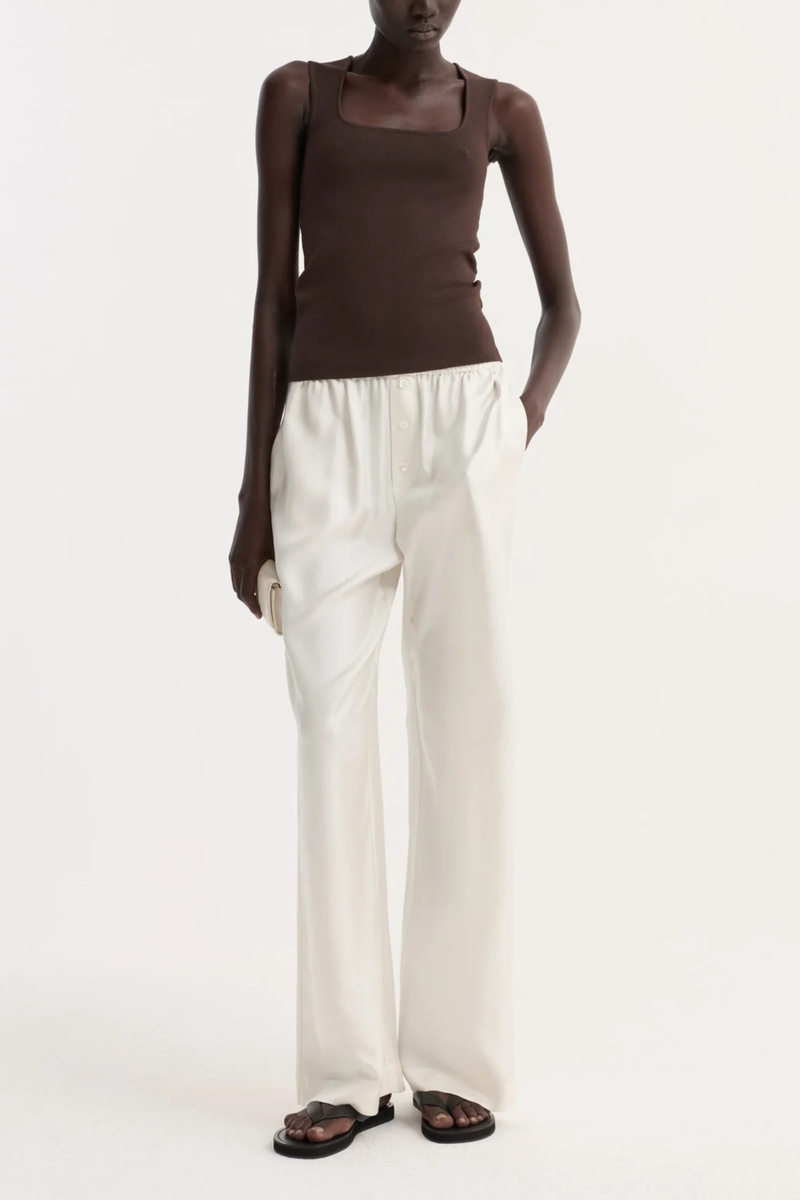 front profile model wearing  Bustier Shaped Knit Top dark chocolate Knitted top
Bustier-shaped neckline
High-quality dense viscose blended yarn
Bustier neckline
Fitted shape