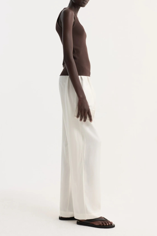 side profile model wearing  Bustier Shaped Knit Top dark chocolate Knitted top
Bustier-shaped neckline
High-quality dense viscose blended yarn
Bustier neckline
Fitted shape