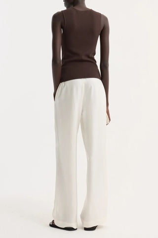 back profile model wearing Bustier Shaped Knit Top dark chocolate Knitted top
Bustier-shaped neckline
High-quality dense viscose blended yarn
Bustier neckline
Fitted shape