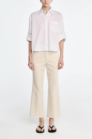 front profile model wearing Button Down Crop Shirt white Long sleeve
Adjustable detail at the sleeve to make it easy to roll
Signature shell buttons
Oversized long sleeve cropped shirt
Organic Cotton poplin