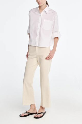 side profile model wearing Button Down Crop Shirt white Long sleeve
Adjustable detail at the sleeve to make it easy to roll
Signature shell buttons
Oversized long sleeve cropped shirt
Organic Cotton poplin