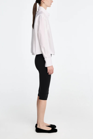 side profile model wearing Button Down Crop Shirt white Long sleeve
Adjustable detail at the sleeve to make it easy to roll
Signature shell buttons
Oversized long sleeve cropped shirt
Organic Cotton poplin