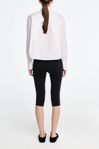 back profile model wearing Button Down Crop Shirt white Long sleeve
Adjustable detail at the sleeve to make it easy to roll
Signature shell buttons
Oversized long sleeve cropped shirt
Organic Cotton poplin