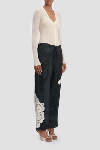 side profile model wearing Cargo Print Trouser navy rose pink Printed viscose twill fabrication
Utilitarian cargo style
Elasticated waistband with waist ties
Leg cuffs with ties
Irregular pocket design
Back welt pocket with contrast stitching