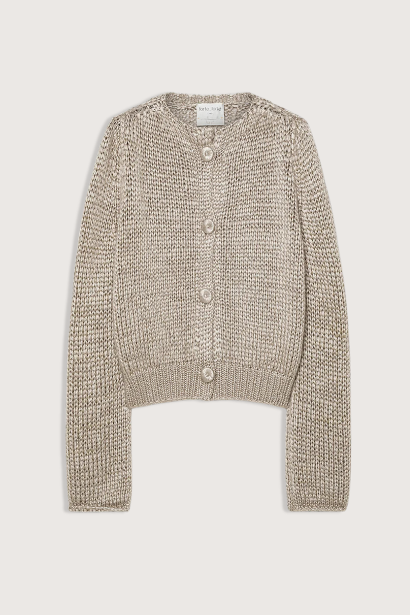 flat lay Cashmere Silk Mohair Cardigan mandoria Boxy lines
Cashmere, silk and mohair blend
Rounded neckline
Large hand–covered buttons are combined with yarn with a natural three–dimensionality

