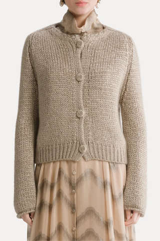 front profile model wearing Cashmere Silk Mohair Cardigan mandoria Boxy lines
Cashmere, silk and mohair blend
Rounded neckline
Large hand–covered buttons are combined with yarn with a natural three–dimensionality
