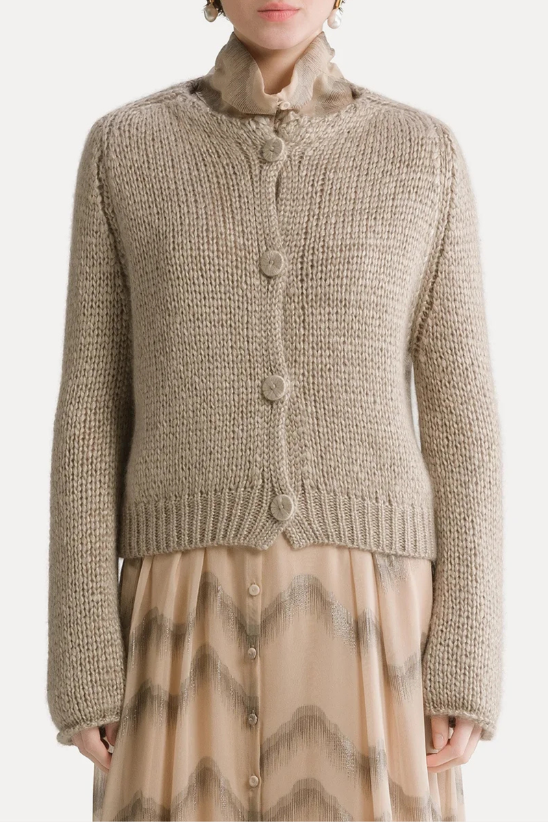 front profile model wearing Cashmere Silk Mohair Cardigan mandoria Boxy lines
Cashmere, silk and mohair blend
Rounded neckline
Large hand–covered buttons are combined with yarn with a natural three–dimensionality
