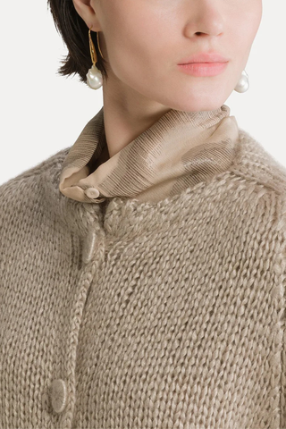 close up knit texture of Cashmere Silk Mohair Cardigan mandoria Boxy lines
Cashmere, silk and mohair blend
Rounded neckline
Large hand–covered buttons are combined with yarn with a natural three–dimensionality
