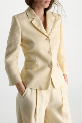 side profile model wearing Casual Short 3/4 Sleeves Jacket champagne white Form-fitting silhouette
Cropped sleeves
50 % Linen, 50 % Cotton
Shrunken blazer
Notched lapel
Flap pockets
Chest pocket
Classic slit cuffs