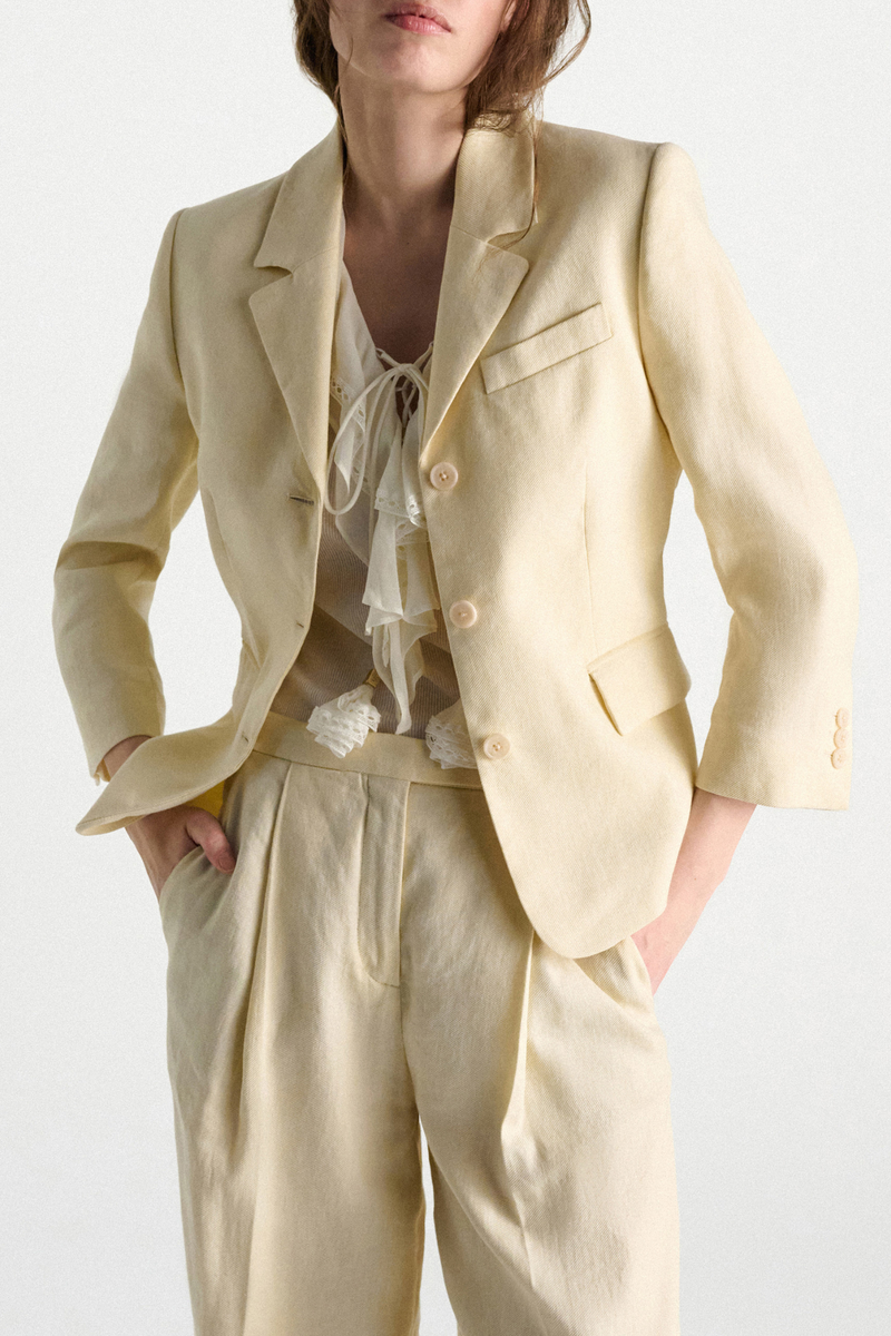 front profile model wearing Casual Short 3/4 Sleeves Jacket champagne white Form-fitting silhouette
Cropped sleeves
50 % Linen, 50 % Cotton
Shrunken blazer
Notched lapel
Flap pockets
Chest pocket
Classic slit cuffs