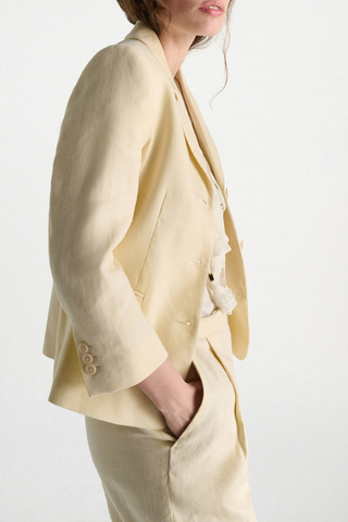 side profile model wearing Casual Short 3/4 Sleeves Jacket champagne white Form-fitting silhouette
Cropped sleeves
50 % Linen, 50 % Cotton
Shrunken blazer
Notched lapel
Flap pockets
Chest pocket
Classic slit cuffs