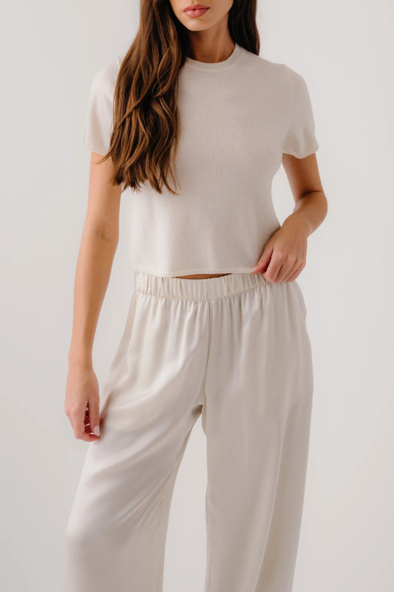 front profile model wearing  Charleston Relaxed Cashmere Tee white Short-sleeve
Crewneck
Relaxed, slightly cropped fit
100% Cashmere