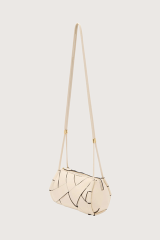 side profile Charlotte Camera Bag Cowrie cowrie white
Hand-woven
Thick tubular strap
Worn crossbody or on the shoulder
Suede interior
Calfskin nappa leather
Hammered antique brass sliders
Zipper along top