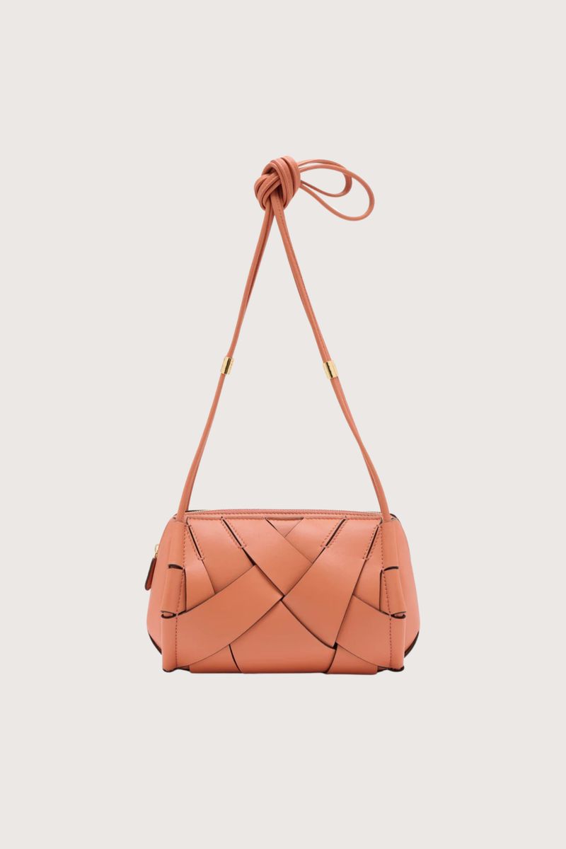 front profile Charlotte Camera Bag Rose 
Hand-woven
Smooth white leather
Thick tubular strap
Worn crossbody or on the shoulder
Suede interior
Calfskin nappa leather
Hammered antique brass sliders
Zipper along top
