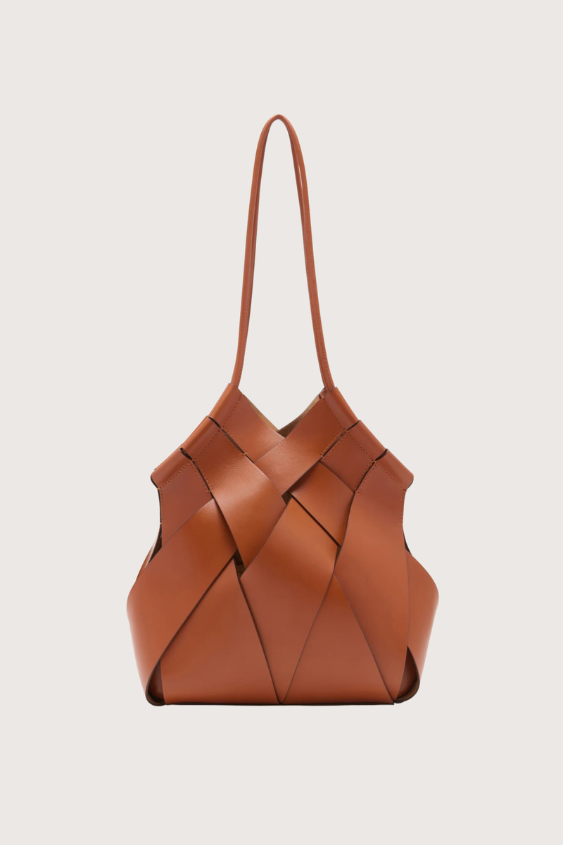 front profile Charlotte Shoulder Bag sierra brown basket weaving style
Hand-painted edges
Internal suede-lined
Tubular straps
Smooth calfskin leather
Hammered brass toggle at the top