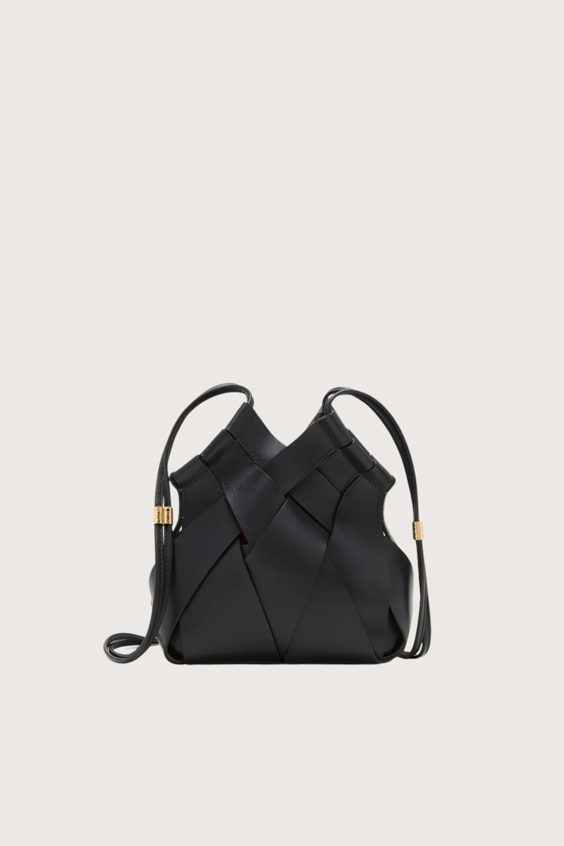 front profile Charoltte Cross Body Bag noir black traditional basket weaving style
Hand-painted edges
Internal suede-lined
Tubular straps
Signature antique brass hardware
100% Leather