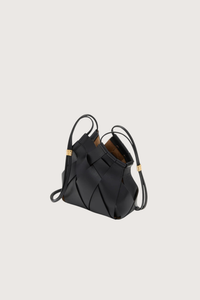 side profile Charoltte Cross Body Bag noir black traditional basket weaving style
Hand-painted edges
Internal suede-lined
Tubular straps
Signature antique brass hardware
100% Leather