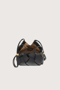 inside view of Charoltte Cross Body Bag noir black traditional basket weaving style
Hand-painted edges
Internal suede-lined
Tubular straps
Signature antique brass hardware
100% Leather