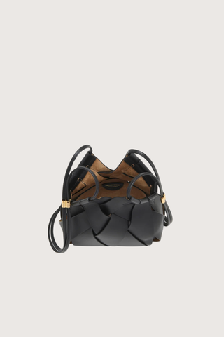 inside view of Charoltte Cross Body Bag noir black traditional basket weaving style
Hand-painted edges
Internal suede-lined
Tubular straps
Signature antique brass hardware
100% Leather