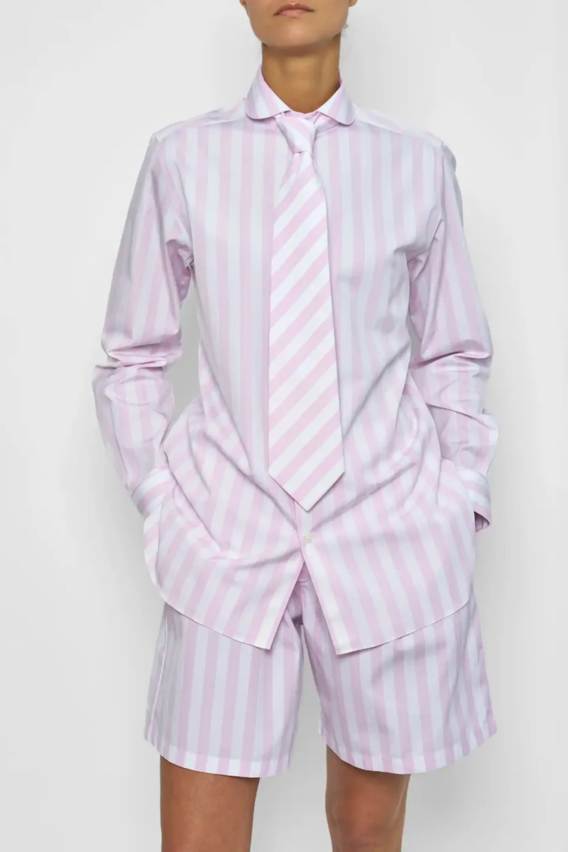 front profile model wearing Chesmise De Garcon Shirt pink white vertical stripe Straight cut - classic fit
Pink and white vertical stripe
Round collar
Square cuff
Medium weight
Mother of pearl
100% two-ply cotton poplin woven in Italy