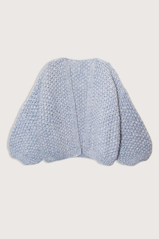 flat lay Chunky Bomber Cardigan Light Blue Melange Wide bubble sleeves
Ultra-soft alpaca yarn
Distinctive pearl pattern stitch
70% Baby Alpaca, 23% Polyamide, 7% Merino Wool