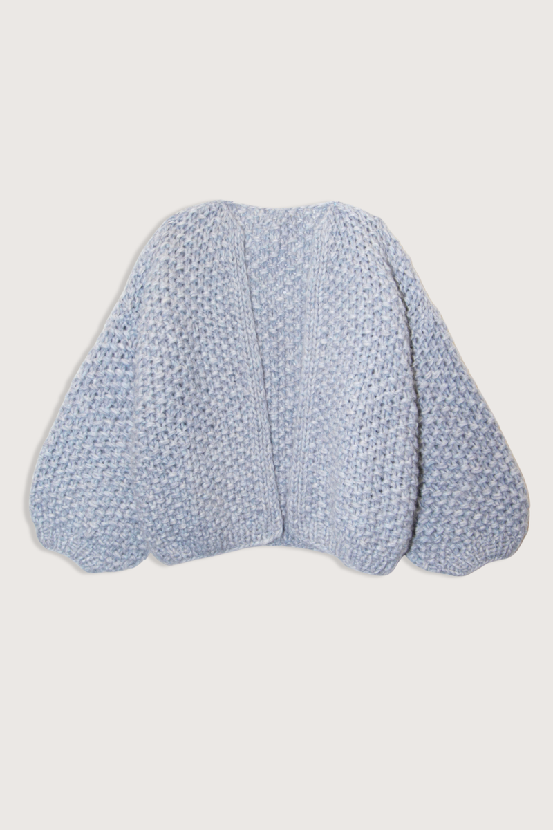flat lay Chunky Bomber Cardigan Light Blue Melange Wide bubble sleeves
Ultra-soft alpaca yarn
Distinctive pearl pattern stitch
70% Baby Alpaca, 23% Polyamide, 7% Merino Wool