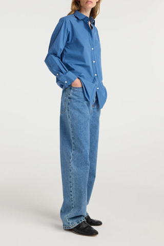side profile model wearing A classic button-down
Deep blue cotton
Relaxed fit
Patch pocket at the chest
Subtly rounded hem
100% cotton