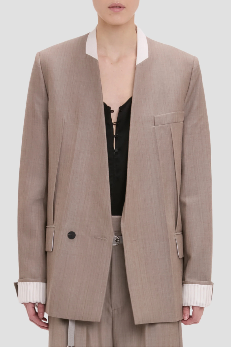 front profile model wearing Collarless Jacket limestone Seat length
Half double breasted
Collarless
Long sleeve
Oversized shoulder
Laundry press
Flap pocket
Full lining
100% Wool