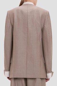 back profile model wearing Collarless Jacket limestone Seat length
Half double breasted
Collarless
Long sleeve
Oversized shoulder
Laundry press
Flap pocket
Full lining
100% Wool