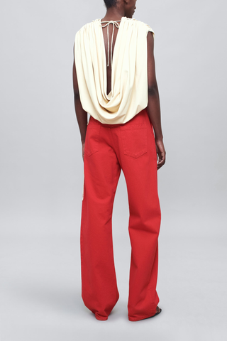 back profile model wearing Column Leg Jeans red Wide Leg
Red cotton denim
Mid-high rise
Relaxed through hip and thigh
Subtle sculptural curve
Deep side seam slant pockets and back pockets
Belt loops