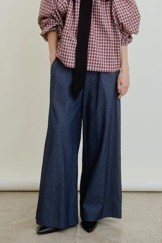 front profile model wearing Connor Denim Elastic Waist Pant dark denim blue Full leg
Extra length
Side pockets
Generously wide hem
Statement back pockets
Signature wide elastic waist
100% Japanese Cotton Denim