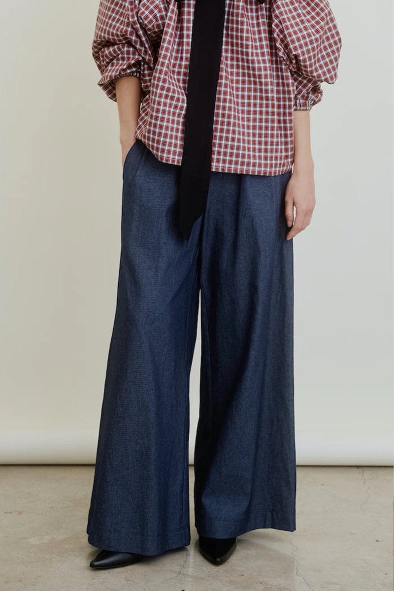 front profile model wearing Connor Denim Elastic Waist Pant dark denim blue Full leg
Extra length
Side pockets
Generously wide hem
Statement back pockets
Signature wide elastic waist
100% Japanese Cotton Denim