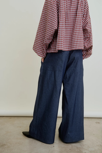 back profile model wearing Connor Denim Elastic Waist Pant dark denim blue Full leg
Extra length
Side pockets
Generously wide hem
Statement back pockets
Signature wide elastic waist
100% Japanese Cotton Denim