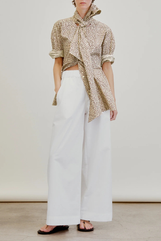 front profile model wearing  Conor Elastic Poplin Pant white Full leg
Extra length
Side pockets
Generously wide hem
Statement back pockets
Signature wide elastic waist
100% Cotton