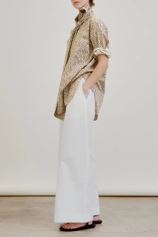 side profile model wearing  Conor Elastic Poplin Pant white Full leg
Extra length
Side pockets
Generously wide hem
Statement back pockets
Signature wide elastic waist
100% Cotton