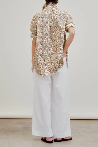 back profile model wearing  Conor Elastic Poplin Pant white Full leg
Extra length
Side pockets
Generously wide hem
Statement back pockets
Signature wide elastic waist
100% Cotton