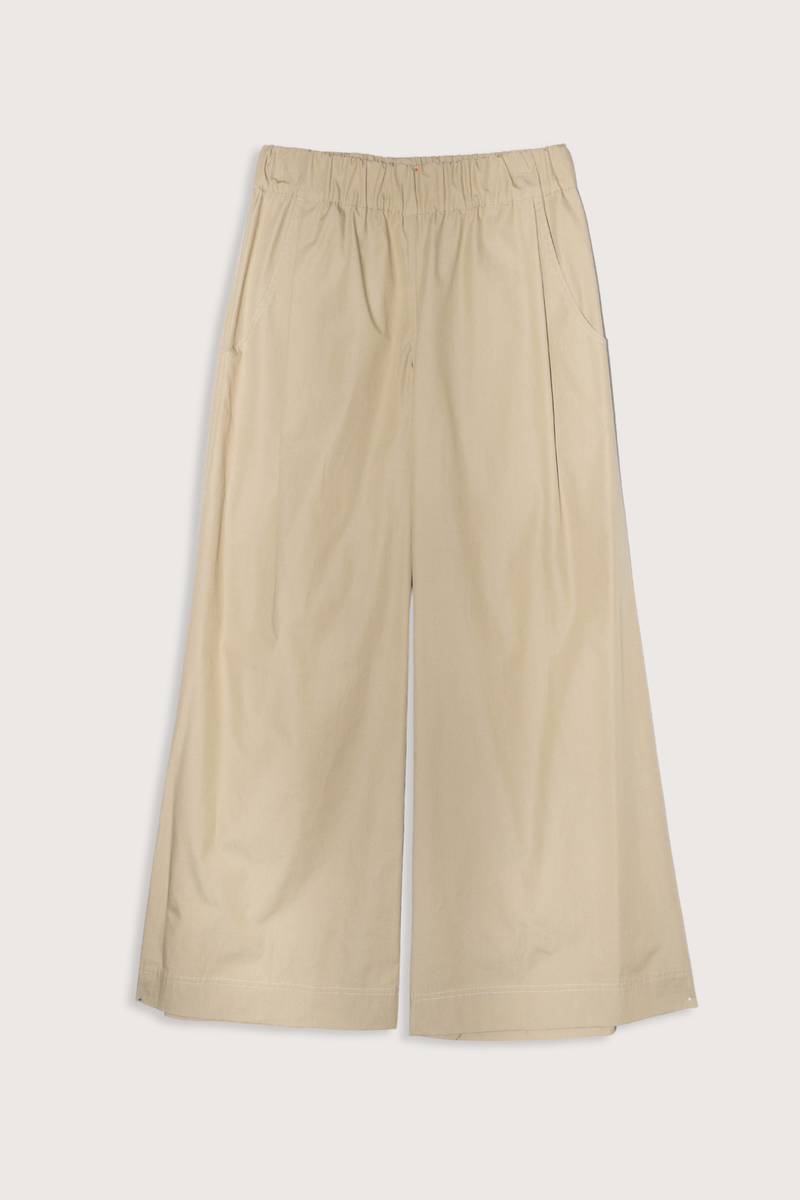 flat lay Connor Elastic Poplin Pant Khaki Full leg
Extra length
Side pockets
Generously wide hem
Statement back pockets
Signature wide elastic waist
100% Cotton